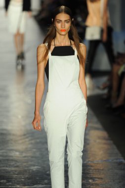 bez ve kemik bayan koleksiyonu Show'da modeli