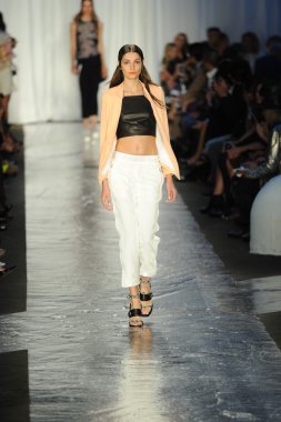 bez ve kemik bayan koleksiyonu Show'da modeli