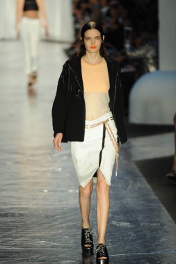 bez ve kemik bayan koleksiyonu Show'da modeli