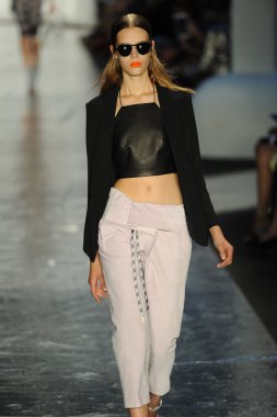 bez ve kemik bayan koleksiyonu Show'da modeli