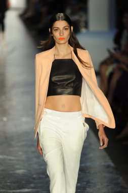 bez ve kemik bayan koleksiyonu Show'da modeli