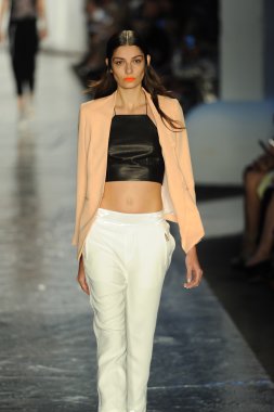 bez ve kemik bayan koleksiyonu Show'da modeli