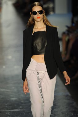 bez ve kemik bayan koleksiyonu Show'da modeli