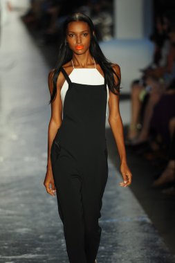 bez ve kemik bayan koleksiyonu Show'da modeli