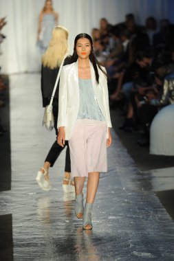 bez ve kemik bayan koleksiyonu Show'da modeli