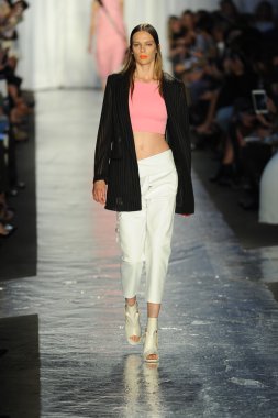 bez ve kemik bayan koleksiyonu Show'da modeli