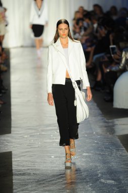 bez ve kemik bayan koleksiyonu Show'da modeli