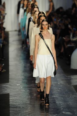 bez ve kemik bayan koleksiyonu Show'da modeli