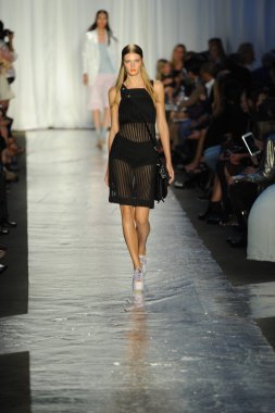 bez ve kemik bayan koleksiyonu Show'da modeli