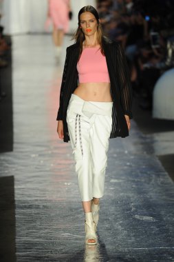bez ve kemik bayan koleksiyonu Show'da modeli