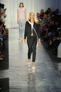 bez ve kemik bayan koleksiyonu Show'da modeli