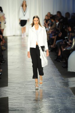 bez ve kemik bayan koleksiyonu Show'da modeli