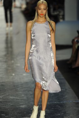 bez ve kemik bayan koleksiyonu Show'da modeli