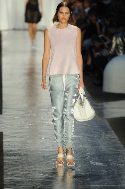 bez ve kemik bayan koleksiyonu Show'da modeli