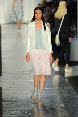 bez ve kemik bayan koleksiyonu Show'da modeli