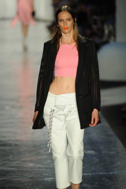 bez ve kemik bayan koleksiyonu Show'da modeli