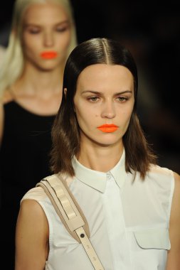 bez ve kemik bayan koleksiyonu Show'da modeli