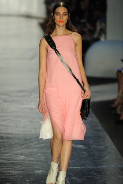 bez ve kemik bayan koleksiyonu Show'da modeli