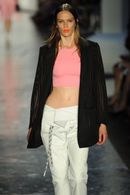 bez ve kemik bayan koleksiyonu Show'da modeli