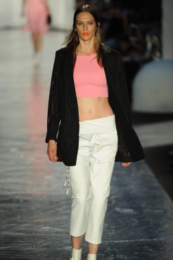 bez ve kemik bayan koleksiyonu Show'da modeli