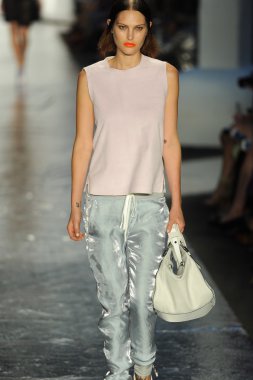 bez ve kemik bayan koleksiyonu Show'da modeli