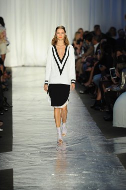 bez ve kemik bayan koleksiyonu Show'da modeli