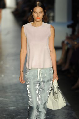 bez ve kemik bayan koleksiyonu Show'da modeli