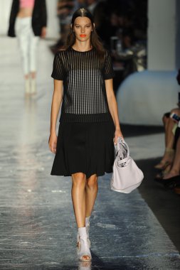 bez ve kemik bayan koleksiyonu Show'da modeli