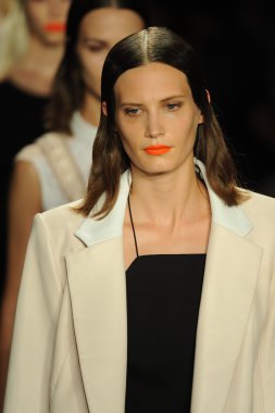 bez ve kemik bayan koleksiyonu Show'da modeli