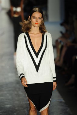 bez ve kemik bayan koleksiyonu Show'da modeli