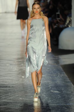 bez ve kemik bayan koleksiyonu Show'da modeli