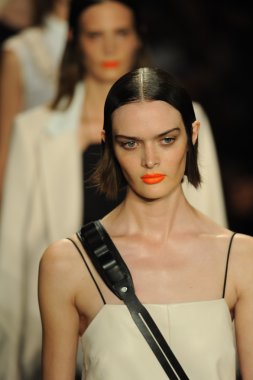 bez ve kemik bayan koleksiyonu Show'da modeli