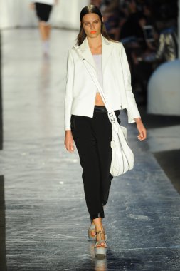 bez ve kemik bayan koleksiyonu Show'da modeli