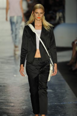 bez ve kemik bayan koleksiyonu Show'da modeli