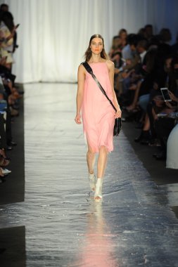 bez ve kemik bayan koleksiyonu Show'da modeli