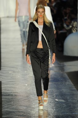 bez ve kemik bayan koleksiyonu Show'da modeli