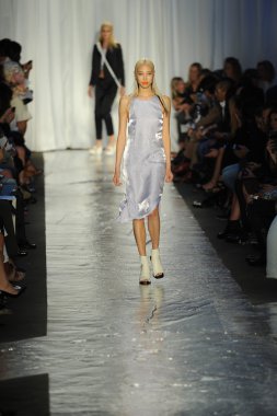 bez ve kemik bayan koleksiyonu Show'da modeli