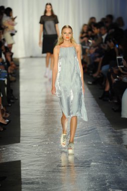 bez ve kemik bayan koleksiyonu Show'da modeli