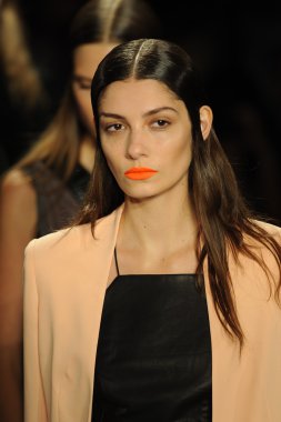 bez ve kemik bayan koleksiyonu Show'da modeli