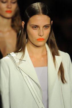 bez ve kemik bayan koleksiyonu Show'da modeli