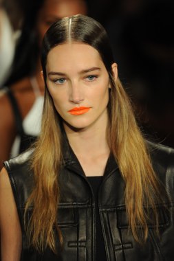bez ve kemik bayan koleksiyonu Show'da modeli