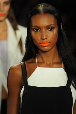 bez ve kemik bayan koleksiyonu Show'da modeli