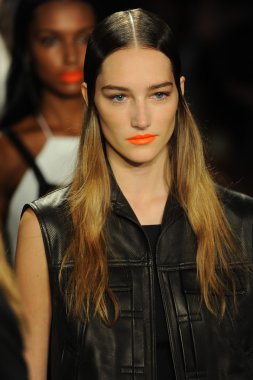 bez ve kemik bayan koleksiyonu Show'da modeli