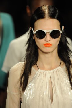 bez ve kemik bayan koleksiyonu Show'da modelleri