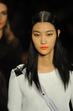 bez ve kemik bayan koleksiyonu Show'da modeli