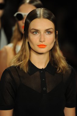 bez ve kemik bayan koleksiyonu Show'da modeli