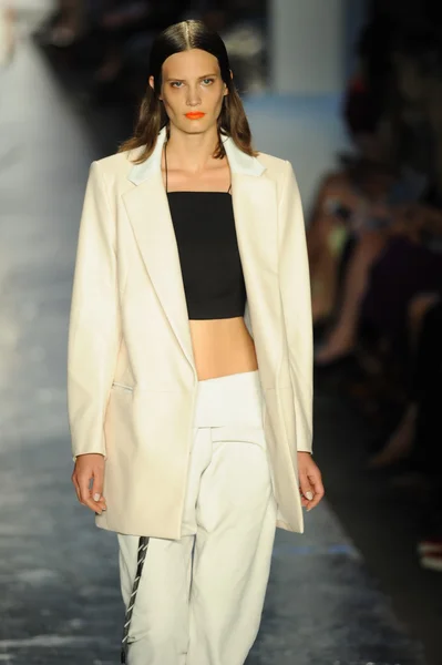 Rag & Bone bayan koleksiyonu Show'da modeli — Stok fotoğraf