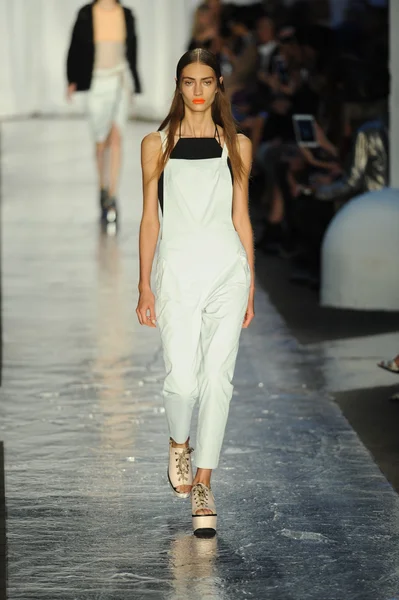 Modelo em Rag and Bone Women 's Collection show — Fotografia de Stock