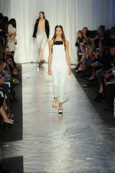 Modelo en Rag and Bone Women 's Collection show —  Fotos de Stock