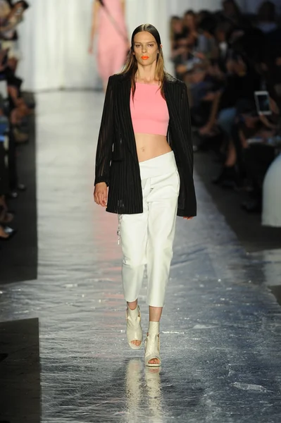 Modelo em Rag and Bone Women 's Collection show — Fotografia de Stock